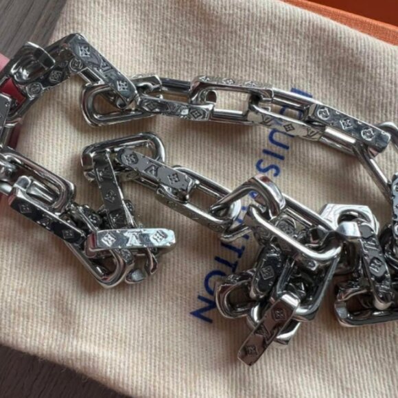 Cleaning out the closet! Louis Vuitton LV Necklace, L size. - Picture 3 of 5